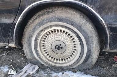 实力反转!劳斯莱斯被弃街头当仓库? 京A套牌伪豪车或是雪佛兰