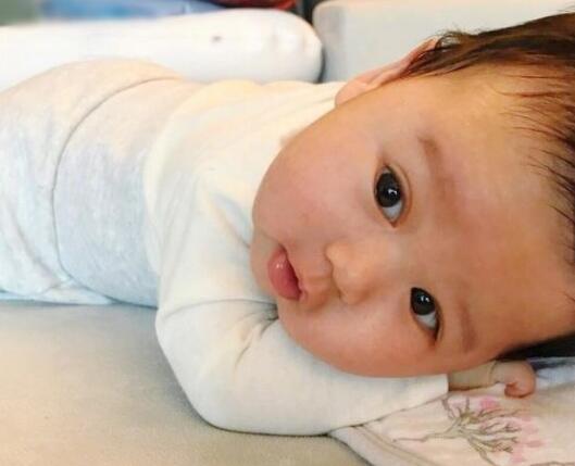 李奕霆!胡杏儿晒儿正面照双眼皮抢镜 肉肉脸蛋空灵大眼超激萌