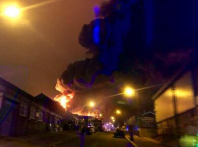 遮天蔽日!伦敦油漆厂大火画面惊悚 明火冲天整座建筑被大火吞噬