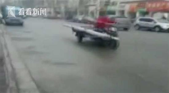警车街头狂追三轮 司机:扣车就白干了你不懂吗?