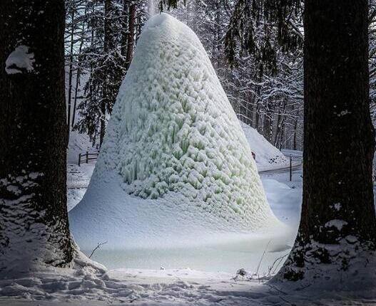 梦幻奇景!美国公园现冰火山 炸弹气旋后瀑布瞬间结冰美翻众人