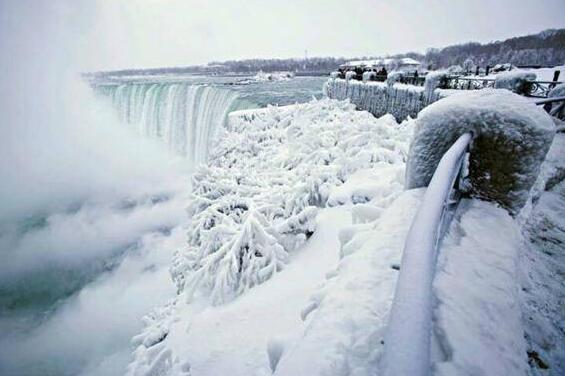 梦幻奇景!美国公园现冰火山 炸弹气旋后瀑布瞬间结冰美翻众人