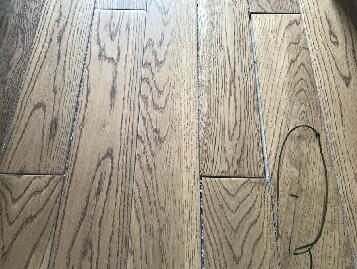 质保期内该不该付费维修？ 消费者和安信地板各执一词