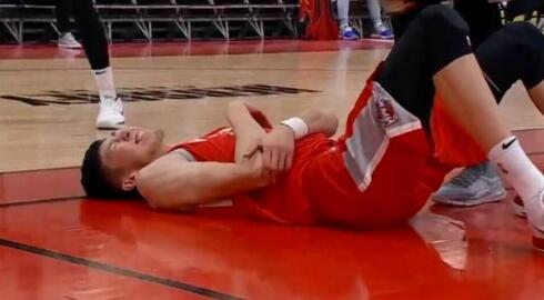 心疼!周琦封盖重摔倒地动弹不得 全场砍下9分重摔退场表情痛苦