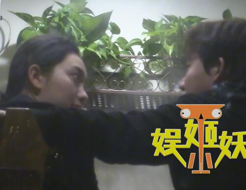 李云迪恋情疑曝光与神秘女子亲密牵手 