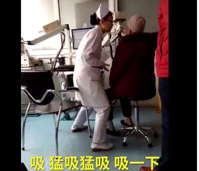 最暖表情包!护士检查动作夸张 为让老人更好地配合检查化身