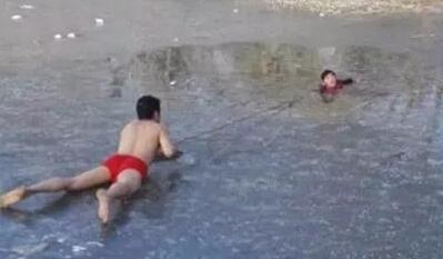 河南小哥卧冰救人 脱个精光卧在冰面上匍匐救人