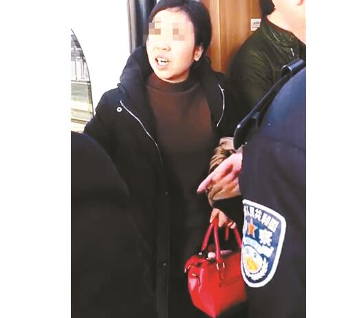 续集?女乘客高铁堵门事件再现 夫妻吵架丈夫下车妻子喊他回车上