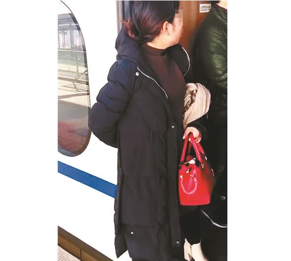 续集?女乘客高铁堵门事件再现 夫妻吵架丈夫下车妻子喊他回车上