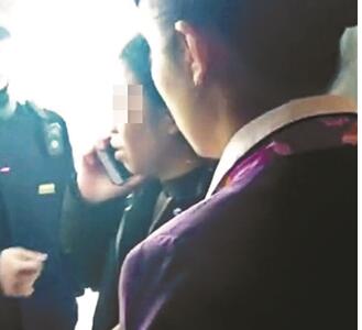 续集?女乘客高铁堵门事件再现 夫妻吵架丈夫下车妻子喊他回车上