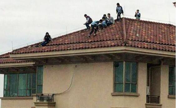 小学生爬34层楼顶玩耍 事后孩子被家长严厉批评小区消防门上锁