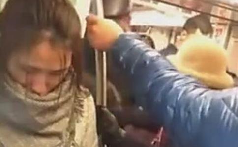 扇腿伤女孩逼让座是怎么回事具体是怎样的最终结果如何