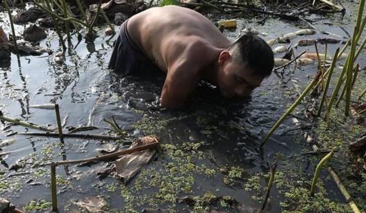 冬日采藕人：日挖700斤从来不漂白 做生意要讲良心 