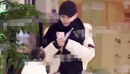 李小璐风波后现身接女儿 和挥泪送别女儿的贾乃亮反差巨大