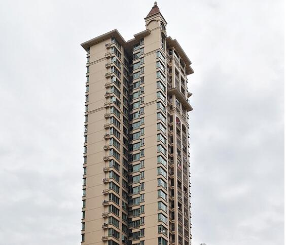 8名熊孩子爬34层楼顶玩耍 顺着避雷针爬到边缘令人心惊肉跳(图)