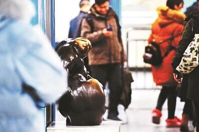 10分钟被摸3次!地铁站内雕塑被摸成“秃顶” 车站:多数人因好奇
