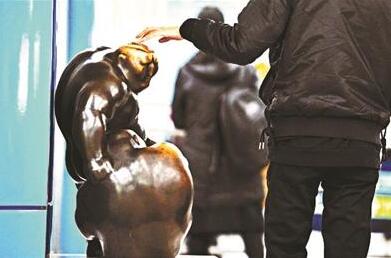 10分钟被摸3次!地铁站内雕塑被摸成“秃顶” 车站:多数人因好奇