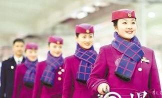 渝贵铁路“陆上空姐”:咬筷子练笑练到流口水 三种姿势练鞠躬