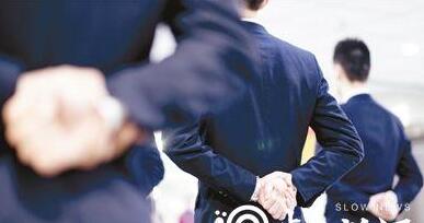 渝贵铁路“陆上空姐”:咬筷子练笑练到流口水 三种姿势练鞠躬