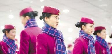 渝贵铁路“陆上空姐”:咬筷子练笑练到流口水 三种姿势练鞠躬