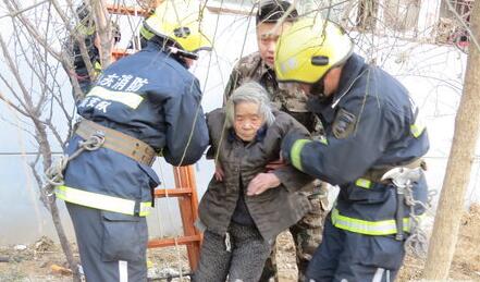 济南九旬老人被困一楼顶棚不敢动弹 消防员上房救助