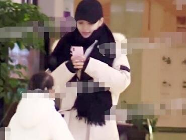 李小璐风波后现身 接甜馨放学面露微笑与贾乃亮泪目大不同