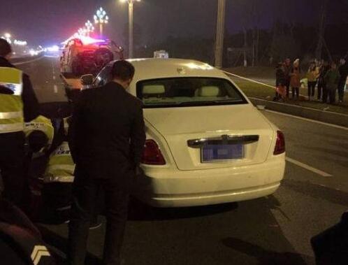 劳斯莱斯撞死路人两人横尸当场 司机是否酒驾仍在检测