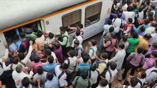 密密麻麻全是人!印度搭火车像打仗 民众搭火车