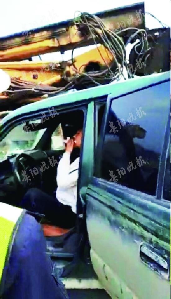 活久见！实习司机吞驾照 违法一听扣15分当场出奇招“吃”驾照