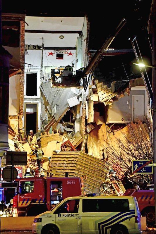 惨烈!比利时楼房坍塌致12人伤 疑似一餐厅燃气泄漏导致爆炸