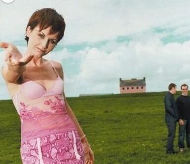 小红莓主唱桃乐丝在伦敦去世享年46岁 王菲翻唱其经典名曲走红