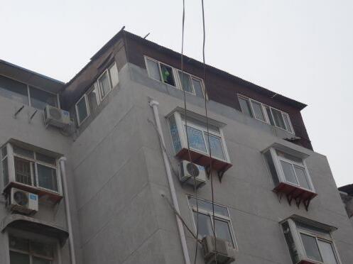 济南正觉寺小区楼顶“生楼” 居民家墙壁已被水浸泡