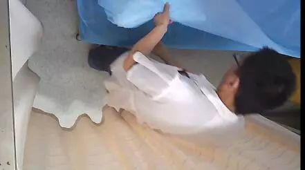 网曝医生病房内收红包 还被人拍下交接视频画面