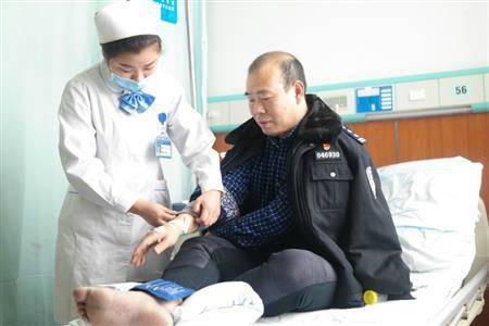 五旬民警徒手接人断腿 醒来第一句话：女孩怎样了