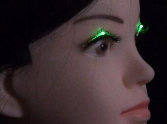 美翻!日本LED眼睫毛引领新时尚 逆天黑科技闪烁绿光无需电池