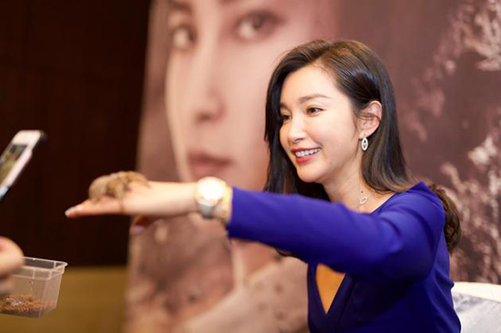 李冰冰直播玩蜘蛛 透露帮助TFBOYS王俊凯成立工作室