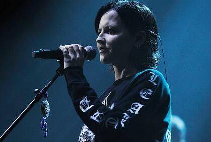 死因不明!小红莓主唱去世命丧酒店 摇滚乐队痛失天使般嗓音桃乐丝