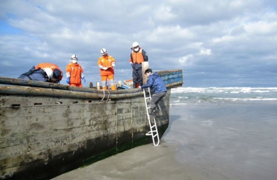日海岸再现幽灵船 警方在船内发现7具神秘遗体已死亡近五个月