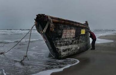 近日日海岸再现7具男尸幽灵船,木船被发现时处于倾覆状态,稍后日本