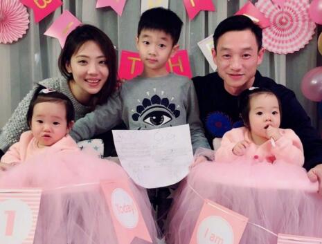 萌翻了!杨威双胞胎女庆生基因强大 杨阳洋和2个妹妹互动超有爱 - 文娱 - 舜网新闻