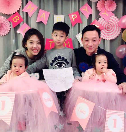 杨威双胞胎女庆生 一家五口粘贴复制基因强大温馨有爱幸福美满