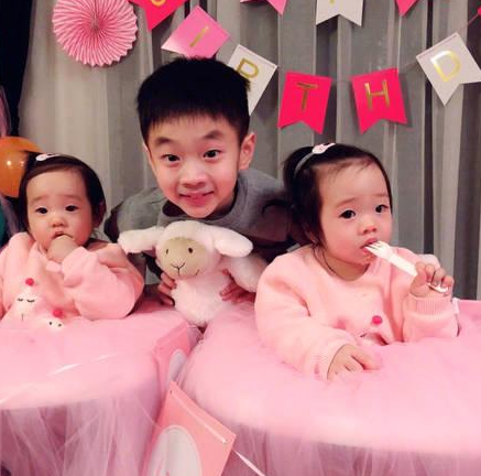 杨威双胞胎女庆生 一家五口粘贴复制基因强大温馨有爱幸福美满