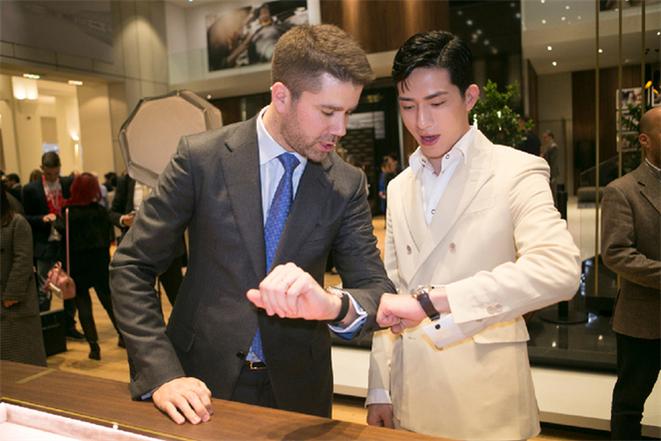 英气逼人！井柏然卷福同框 一起走红毯魅力十足