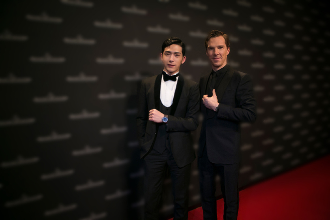 英气逼人！井柏然卷福同框 一起走红毯魅力十足