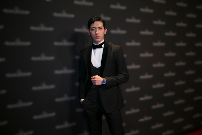 英气逼人！井柏然卷福同框 一起走红毯魅力十足