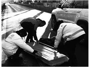 ����Ů�ӱ��ϳ��� ������г�ʱ����һ��ˤ���ڵ�