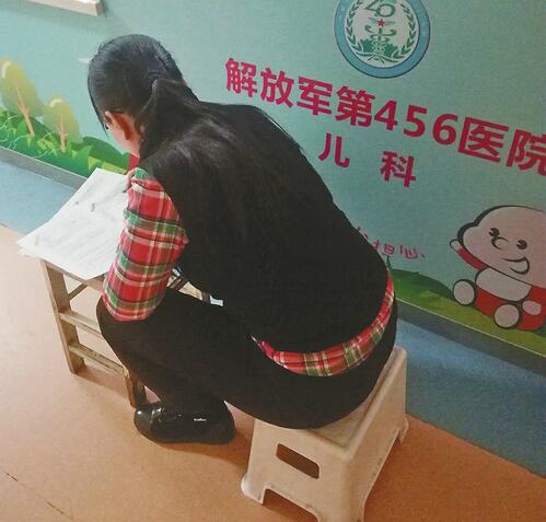 医院现动人一幕：女教师陪娃住院 深夜走廊借光批卷