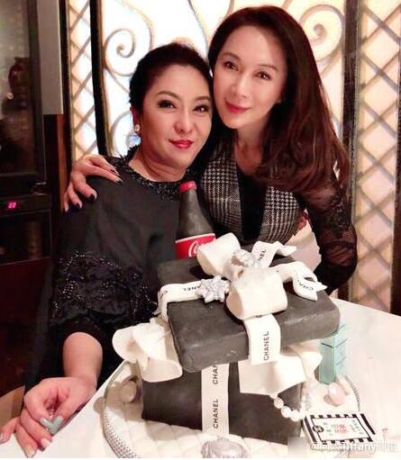 陈岚与好友庆59岁生日 大佬向华强温暖陪伴恩爱十足狂撒狗粮