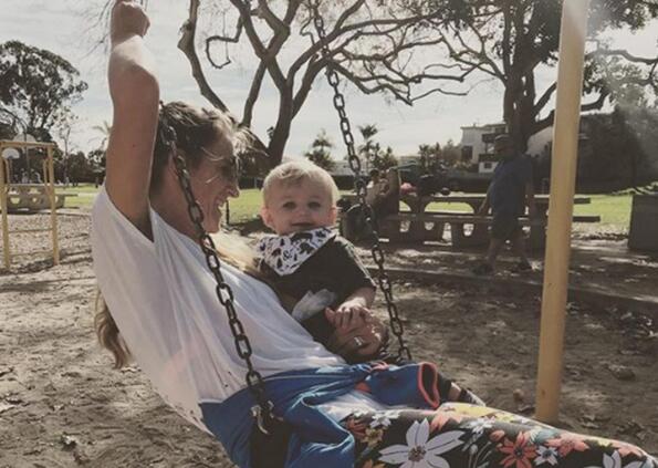 萌翻!阿扎晒与儿子荡秋千照Leo一脸开心 争夺抚养权错失大满贯