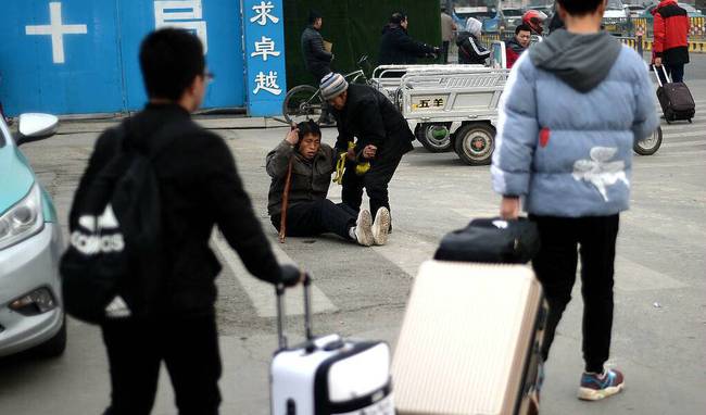 10分钟后,男子逐渐醒过来,老人起身将拐杖递给男子,准备将其拉起来,可男子却怎么也站不起来。